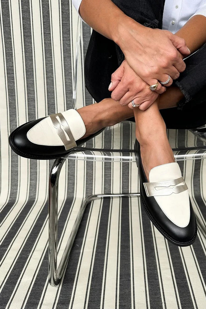 Monochromatické klasické loafers